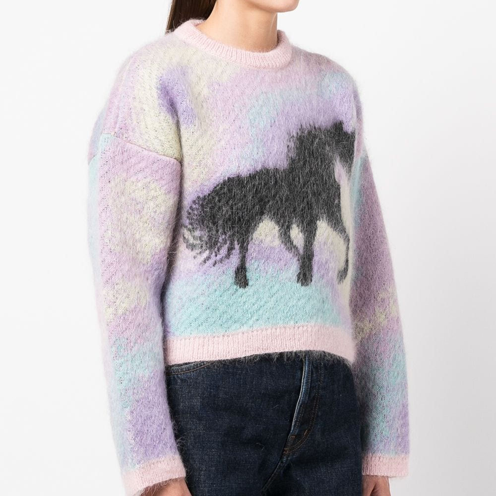 Este es un suéter de mujer real con cuello redondo (1)